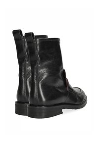 Botas de cuero negro hasta el tobillo con un acabado texturizado, punta redonda y aberturas laterales. Suelas de goma planas y lengüetas en la parte posterior para facilitar el uso.