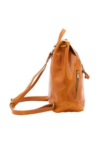 Zaino in pelle tan con finitura lucida, chiusura a coulisse e tasca laterale con zip. Presenta spallacci regolabili e una forma arrotondata.