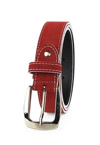Cinturón de ante rojo con costuras blancas, con hebilla de metal plateado y un forro interior negro liso. Diseño duradero y funcional.