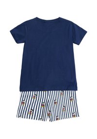Camiseta de algodón azul marino combinada con pantalones cortos blancos que presentan rayas verticales azul marino y patrones repetidos de Mickey Mouse.