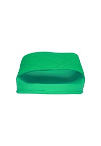 Groene rechthoekige schoeisel met een geprofileerd oppervlak, voorzien van een gewatteerd ontwerp en een open teen, ontworpen voor comfort en gebruiksgemak.