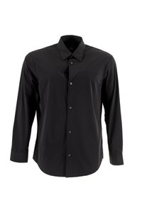 Camisa negra de botones de manga larga. Confeccionada en tejido suave, con un cuello clásico, presenta un corte recto y un brillo sutil. Los botones son negros.