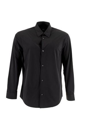 Camicia nera a maniche lunghe con bottoni. Realizzata in tessuto liscio con colletto classico, presenta una vestibilità dritta e una leggera lucentezza. I bottoni sono neri.