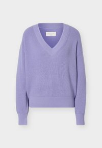 Levendulalila kötött pulóver hosszú ujjakkal, bordázott V-nyakú gallérral, mandzsettákkal és szegéllyel, egyszínű fehér háttéren bemutatva.