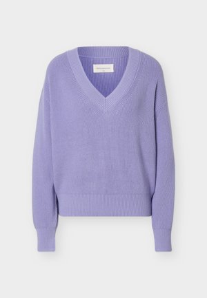 Pull tricoté violet lavande à manches longues, col en V côtelé, poignets et ourlet, présenté sur un fond blanc uni.