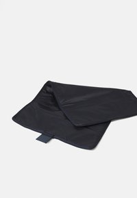 Navy blue, taisnstūra formas auduma soma ar gludu, teksturētu virsmu un aizdari, daļēji atvērta, lai atklātu iekšējo oderi.