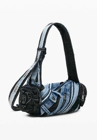 Bolso de hombro de mezclilla en azul y negro, con una mezcla de telas texturizadas, cremalleras y un diseño distintivo de patchwork. Forma compacta con una correa larga.