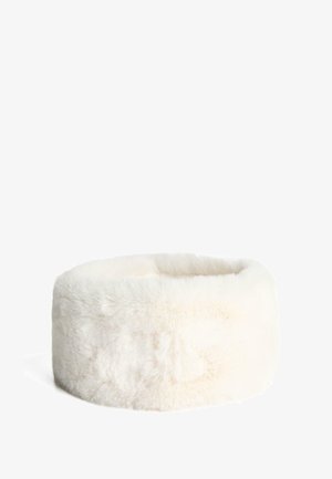 Zachte, off-white nepbont hoofdband met een brede band en een pluizige textuur, ontworpen voor warmte en winterkleding.