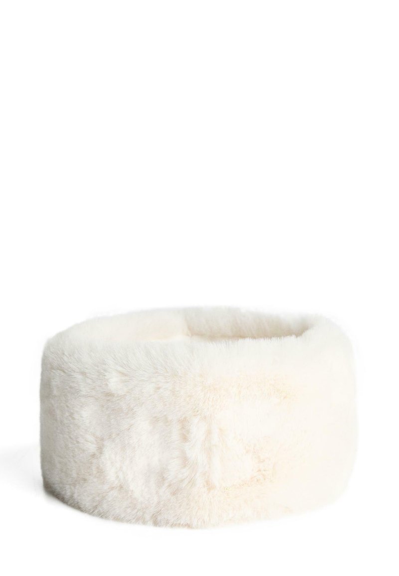 Bandeau en fausse fourrure douce, de couleur blanc cassé, avec une large bande et une texture croustillante, conçu pour la chaleur et le port en hiver.