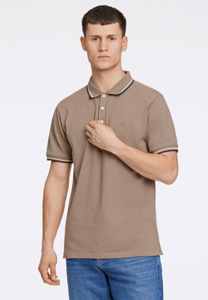 Camiseta polo marrón con un acabado texturizado, con rayas oscuras y claras en el cuello y las mangas, que presenta un pequeño logo en el pecho.