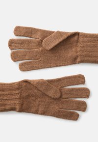 Brune strikkede handsker med en ribbet manchet, der har fem fingre og en glat tekstur. Materialet er blødt og varmt, velegnet til koldt vejr.