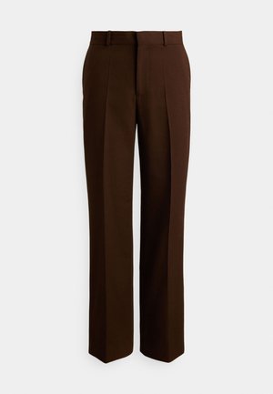 Barna, testhezálló nadrág egyenes szárú kialakítással, sima anyagból készült, redőkkel és szabványos derékpánttal, melyen övhurkok találhatók.