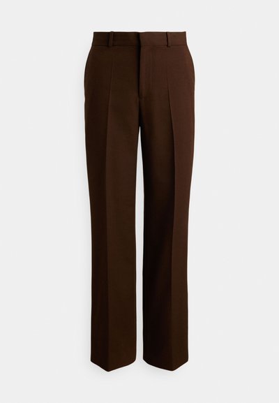 Καφέ παντελόνι κομμένο στα μέτρα με ευθεία γραμμή, κατασκευασμένο από λείο ύφασμα, με πιέτες και κανονική μέση με θηλιές για ζώνη.