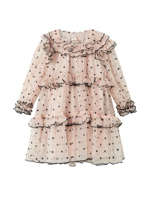 Ljusrosa klänning i genomskinligt tyg med svarta prickar. Har en volangkrage, volanger vid ärmsluten och en lager-på-lager fåll med svarta kantdetaljer.