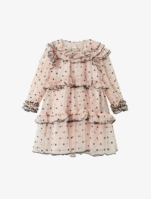 Svetlo roza obleka iz prozorne tkanine s črnimi pikami. Ima naguban ovratnik, manšete in večplastni rob z črnimi obrobami.