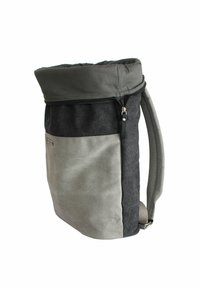 Zaino con design a roll-top, realizzato in tessuto grigio e scuro. Presenta una chiusura con zip, spallacci regolabili e una forma strutturata.