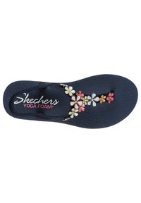 Sandale de plajă bleumarin cu spumă Yoga, având un design floral accentuat în nuanțe de roz, galben și albastru, și talpă texturată.