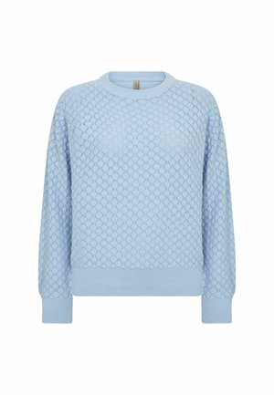 Lyseblå sweater med et tekstureret mønster, der ligner skæl, rund hals, ribstrikkede ærmekanter og kant forneden. Fremstillet af blødt, strikket stof.