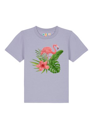 Helle lila Baumwoll-T-Shirt mit einem Grafikdesign eines pinken Flamingos und tropischen Blumen, ergänzt durch grüne Blätter und lebhafte florale Akzente.