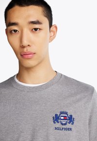 Tommy Hilfiger SMALL CREST TEE - Camiseta estampada - medium grey heather