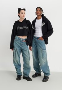 YOURTURN UNISEX - Calças de ganga largas - blue denim
