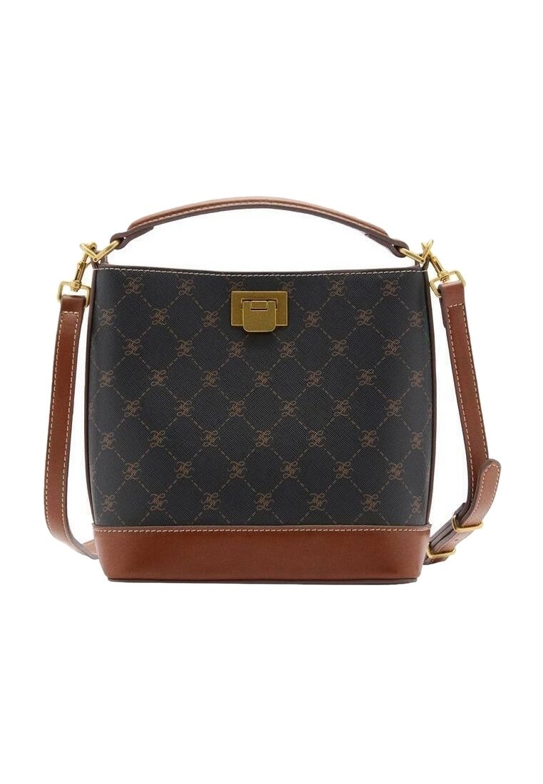 Sac à main noir à motifs avec des accents en cuir marron et un fermoir doré. Il comprend une poignée courte et une bandoulière amovible.