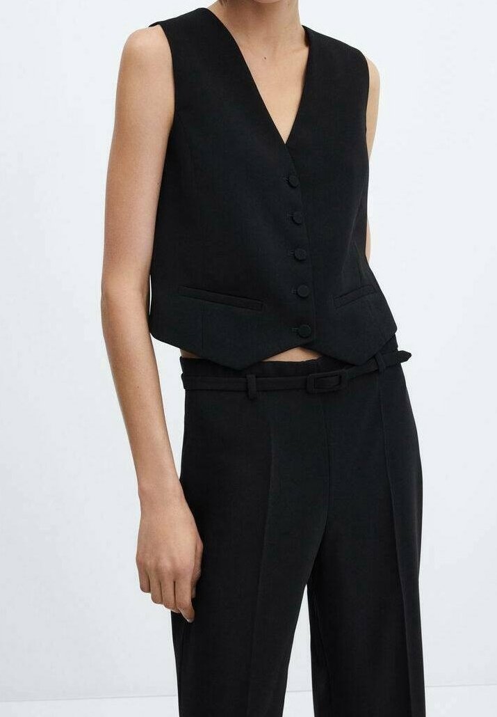Schwarzer ärmelloser Blazer mit tiefem V-Ausschnitt, Frontverschluss mit sechs Knöpfen und zwei Seitentaschen. Der Stoff hat eine glatte Textur und eine taillierte Passform.