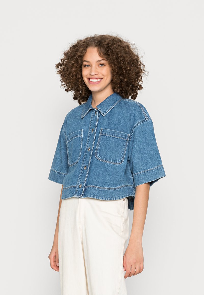 ONLY ONLCLEA CROPPED - Bluse - medium blue denim/bluedenim - Zalando.dk