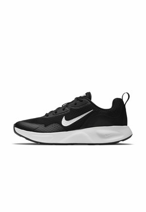 Czarno-biały but do biegania Nike z siateczkową cholewką, sznurowanym zapięciem, białym logo Swoosh oraz grubą, amortyzowaną podeszwą, widoczny z boku.