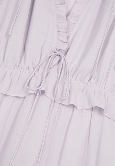 Licht lavendelkleurige stof met een gathered taille, ruches bij de halslijn en een geknoopte strikdetail aan de voorkant.