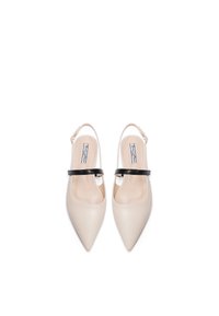 Scarpe slingback beige con punta a punta, realizzate in pelle liscia, con una fascia nera sul collo del piede e una soletta imbottita.