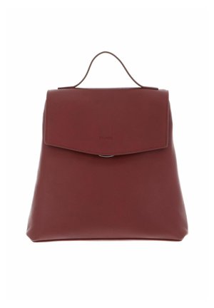 Sac à dos en cuir marron avec une poignée supérieure et un rabat avant personnalisé avec le nom de la marque "Picard."