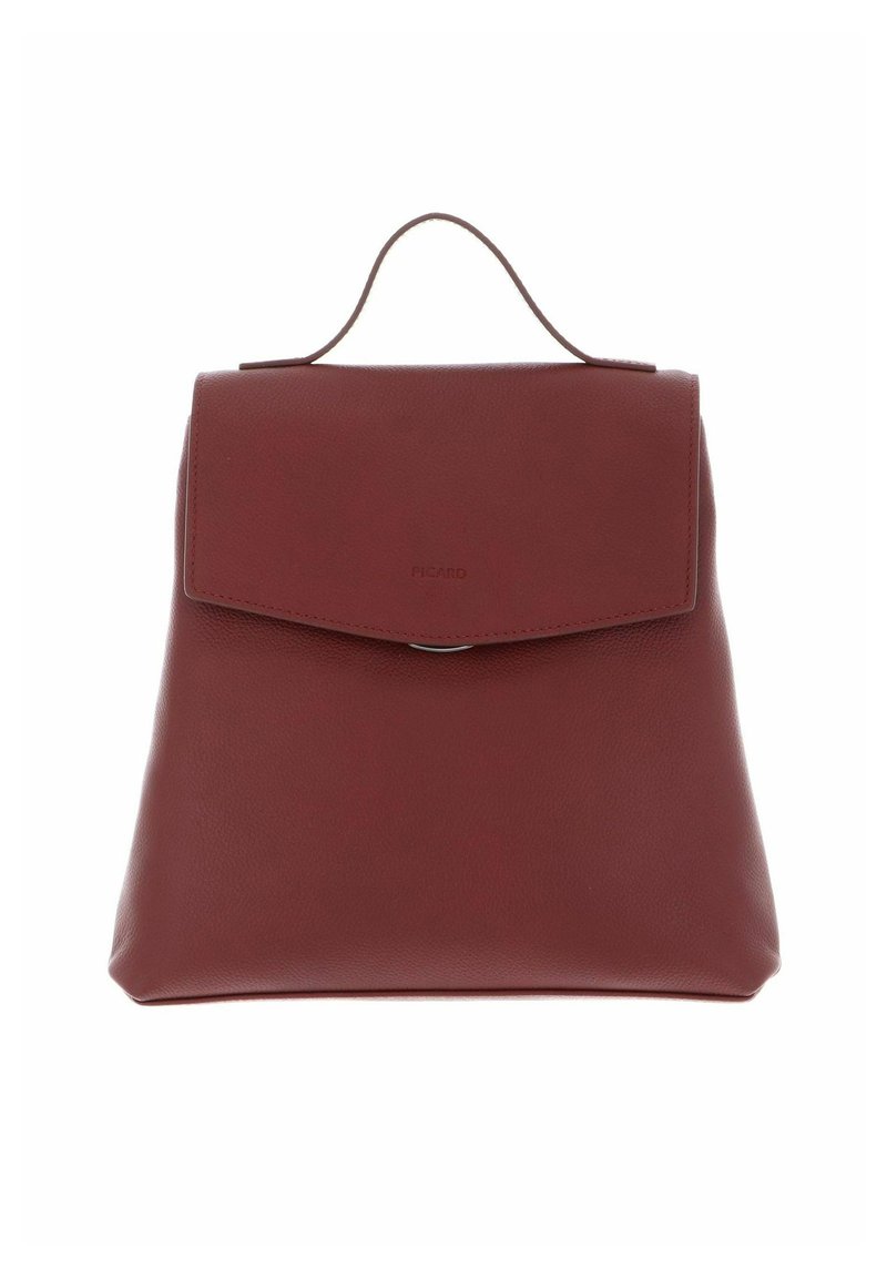 Sac à dos en cuir marron avec une poignée supérieure et un rabat avant personnalisé avec le nom de la marque "Picard."