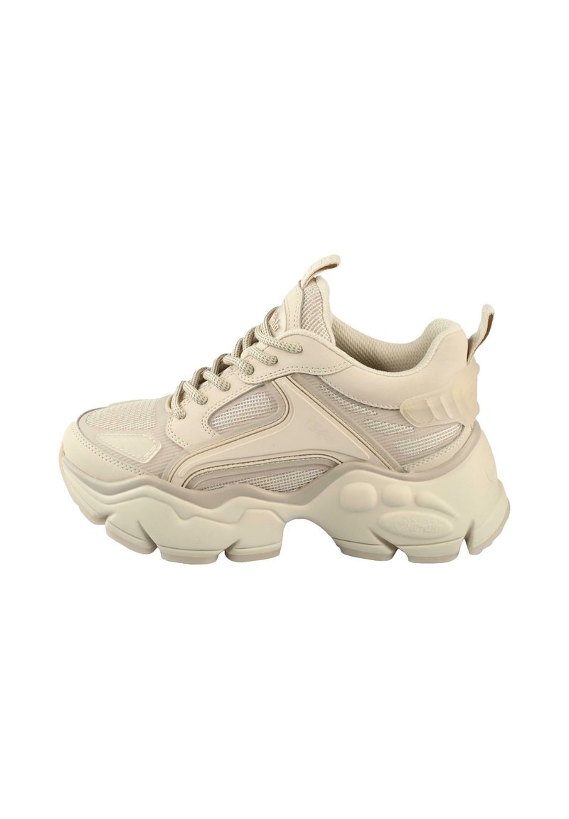 Bottine de sport beige avec des matériaux en mesh et synthétiques, semelle robuste, col rembourré et fermeture à lacets. Détails texturés remarquables sur les côtés.