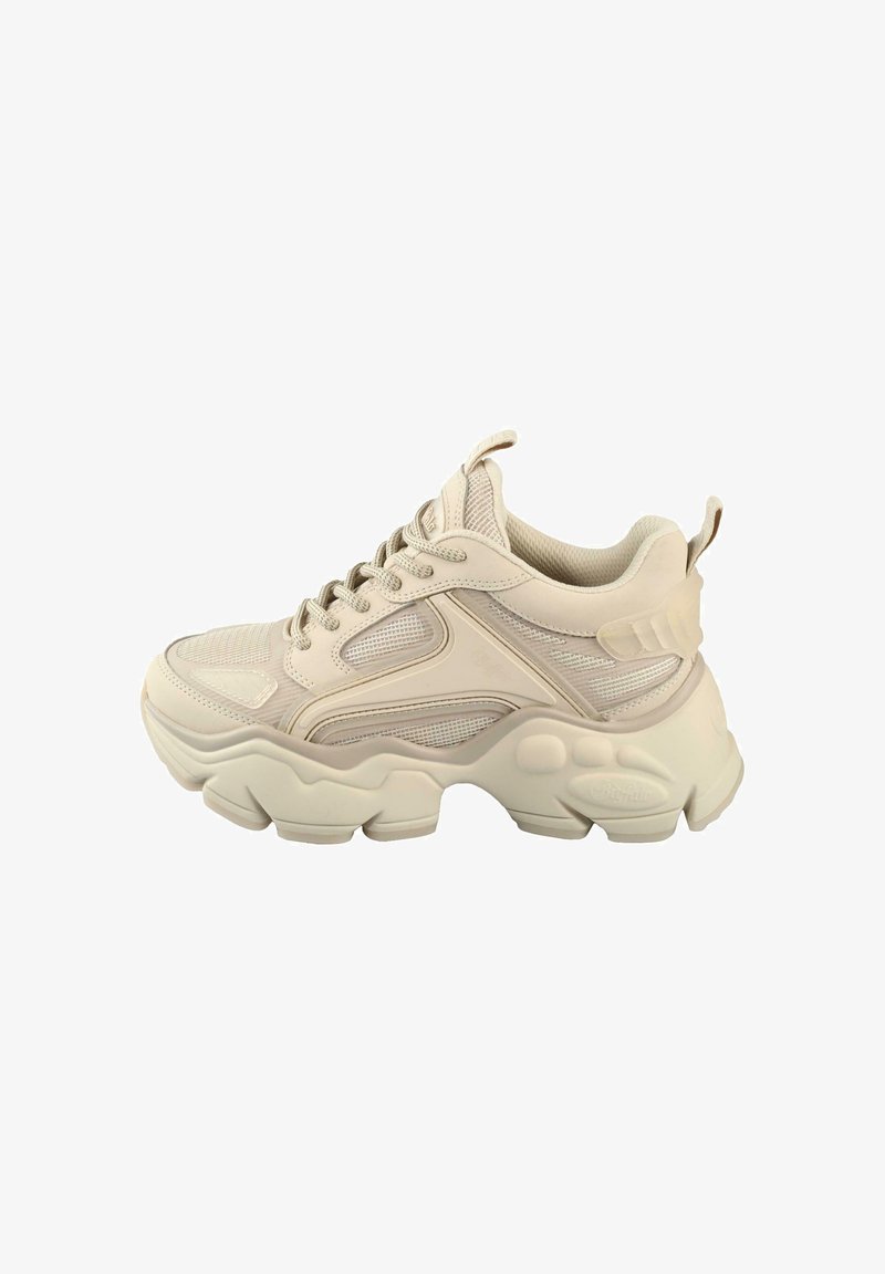 Beige idrettssko med mesh- og syntetiske materialer, robust såle, polstret krage og snøring. Vektlagt teksturdetaljering på sidene.