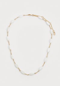 Zlatý náhrdelník reťaz s bielymi oválnymi korálkami rozptýlenými medzi malými spojkami. Uzáver s označením. Hladký povrch.