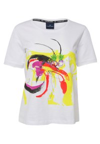 Weißes Baumwoll-T-Shirt mit kurzen Ärmeln, das mit einem bunten abstrakten Druck eines Hummers, einer Ananas und kräftigen geometrischen Formen in Gelb und Pink verziert ist.