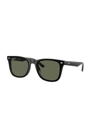 Occhiali da sole in plastica nera con lenti verde scuro. Le montature quadrate presentano un design distintivo e un logo iconico sulle tempie.