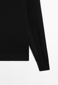 Schwarzer Strickpullover mit langen Ärmeln, der einen gerippten Saum und Bündchen aufweist. Der Stoff wirkt glatt und leicht dehnbar.