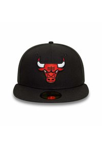 Gorra de béisbol negra con visera plana y logo rojo elevado de los Chicago Bulls bordado en la parte frontal. Hecha de una tela texturada, con un logo circular en el lateral.