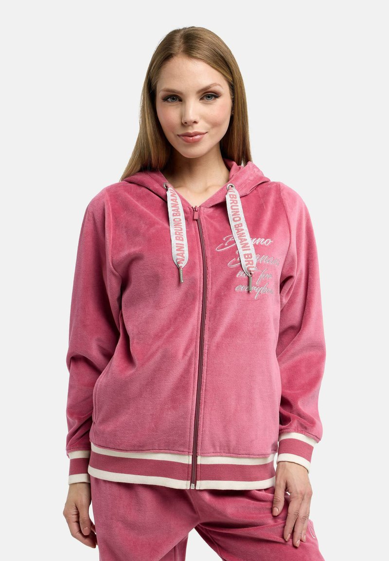Rosa zip-up hoodie i mjukt, texturerat tyg med vita randiga detaljer och tryckt text. Har huva och avslappnad passform.