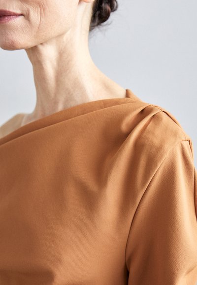 A.W.A.K.E. MODE OFF SHOUDER ASYMMETRIC LONGSLEEVE - Pusero - ginger