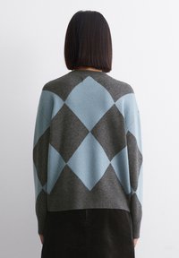 Grau und hellblau gestrickter Pullover mit einem Diamantmuster, Rundhalsausschnitt und einem lockeren Schnitt mit gerippten Bündchen und Saum.