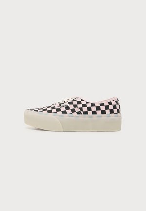 Vans, AUTHENTIC STACKFORM - Baskets basses - pale petal pink/black