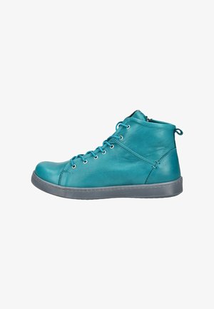 Sneaker in pelle blu teal con suola in gomma grigia e lacci teal su sfondo bianco.