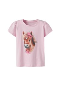 Rosa Baumwoll-T-Shirt mit einem detaillierten Druck eines Pferdekopfes, der mit Blumen geschmückt ist, kurzen Puffärmeln und einem gerundeten Rundhalsausschnitt.