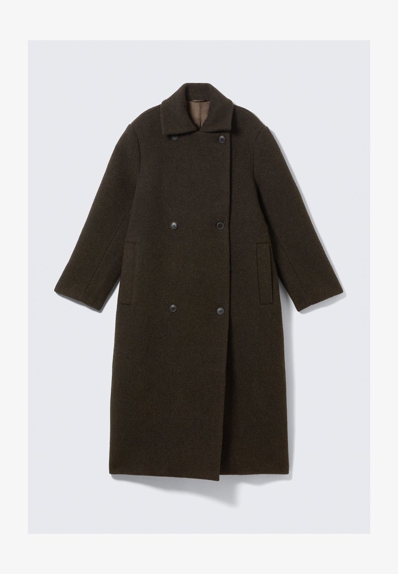 Manteau en laine vert foncé au design croisé, avec un large col, deux poches latérales et de grands boutons noirs. Manches longues et droites.