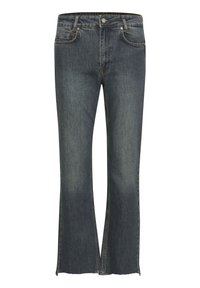 Vaqueros de denim azul oscuro con un corte ligeramente acampanado y dobladillo deshilachado. Presentan cinco bolsillos y costuras en contraste en las uniones.