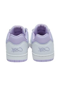 Hvite sneakers med et lilla akcent på hælen og kragen. Glatt lærmateriale med teksturert fôr og signaturlogo i lilla.