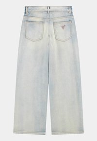 Jean en denim bleu clair à large jambe avec une taille haute, décoré d'un petit logo, de deux poches arrière et de coutures contrastantes.